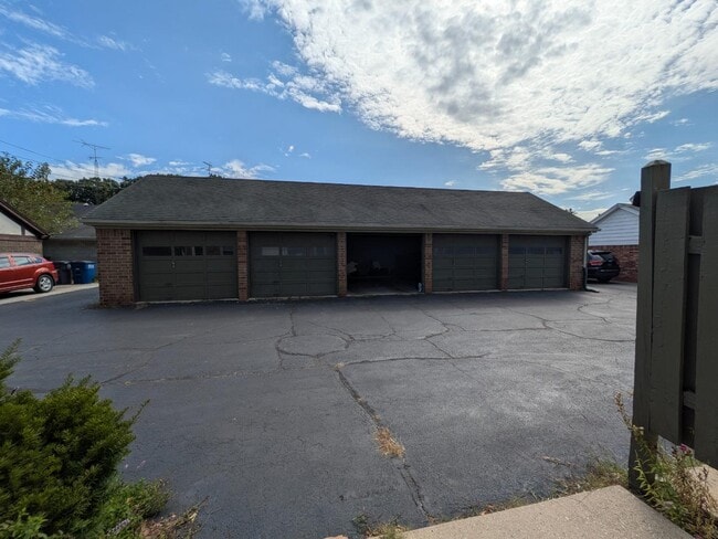 Building Photo - 5435 Glenridge Dr