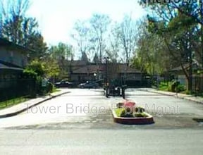 Building Photo - 111 Roundtree Ct
