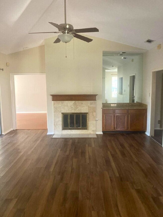 Building Photo - ZERO APPLICATION FEE FOR THIS LOVELY NORTHERN HILLS HOME!