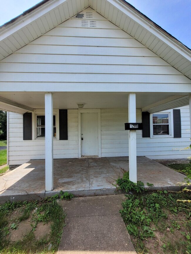 Building Photo - Cute 2 Bedroom 1 Bath 1,152 Sq Ft!
