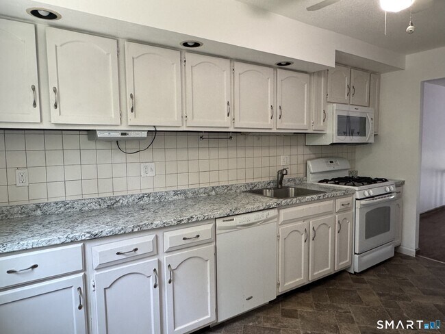 Foto del edificio - 223 Brittany Farms Rd
