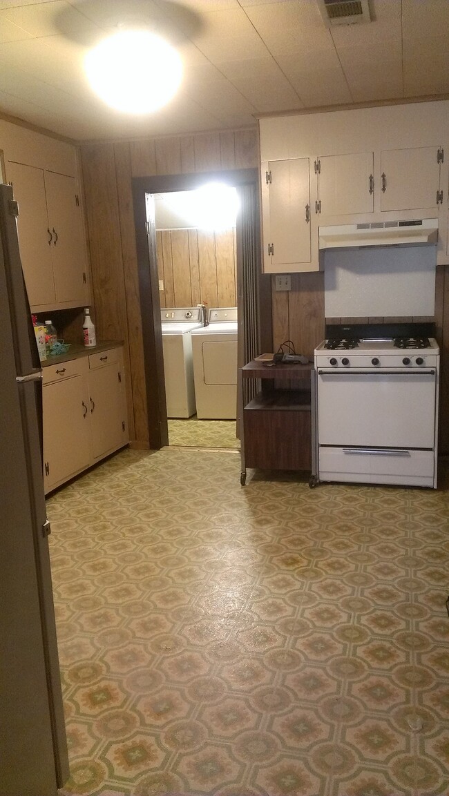 Kitchen & utility - 139 Colonial Avenue