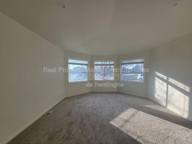 Building Photo - 4000 W 34th Ct