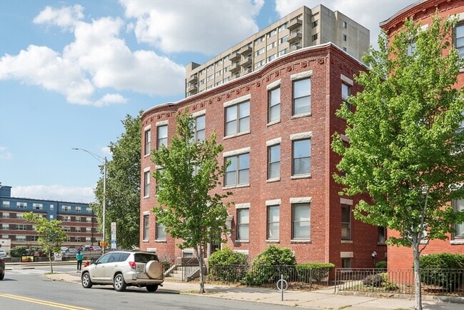 Building Photo - 550 Main St