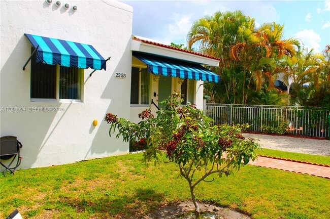 Building Photo - 2253 SW 10th St