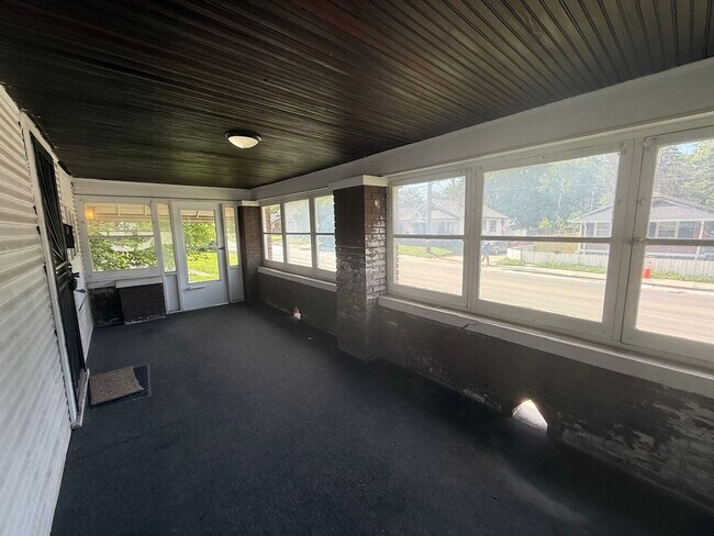 Building Photo - Spacious 3BR/1BA home with great floor plan, detached garage, enclosed porch and main level bedroom