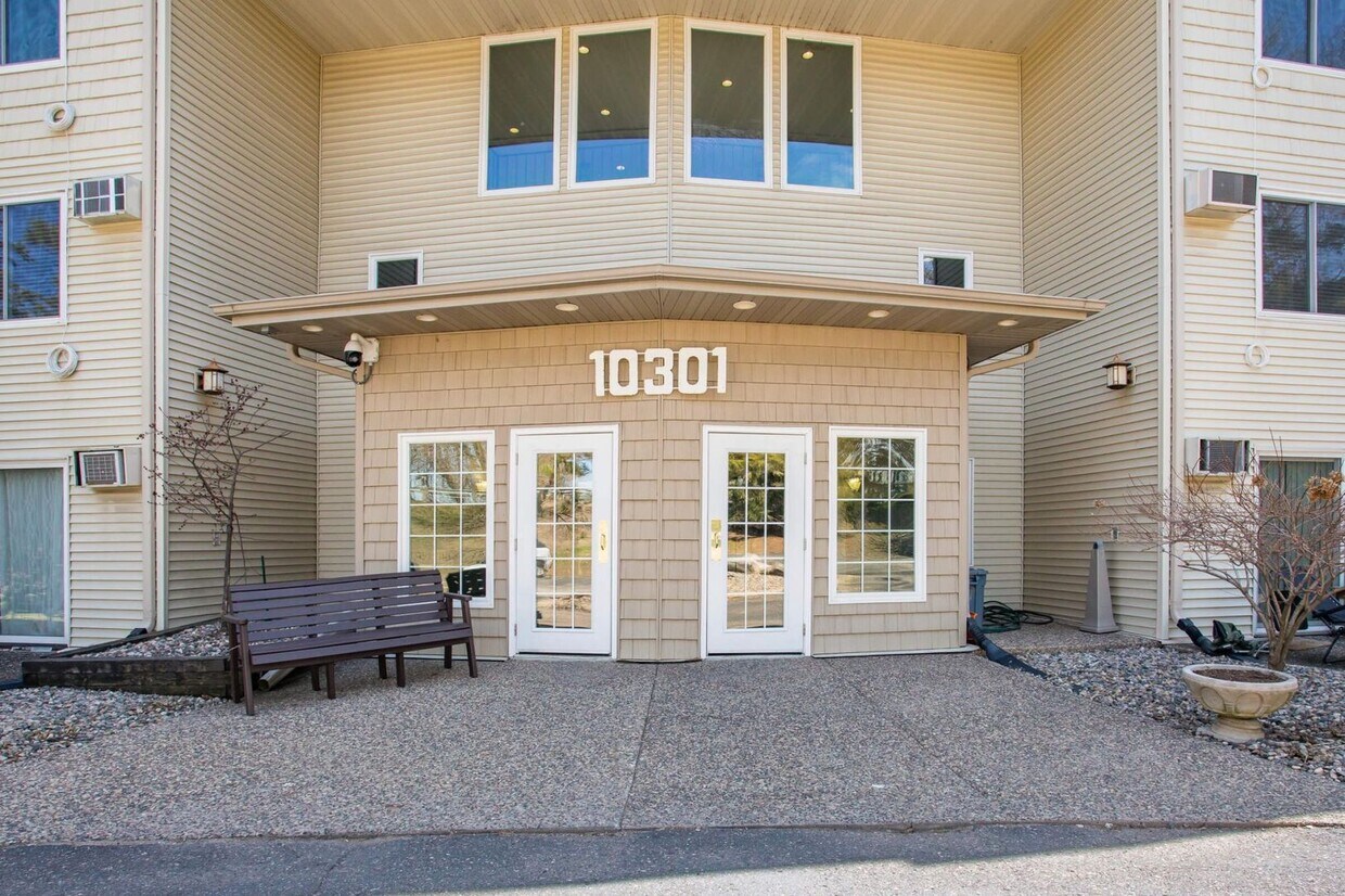 Foto principal - Updated 2bd/1ba Condo w/ Pool & Heated Par...