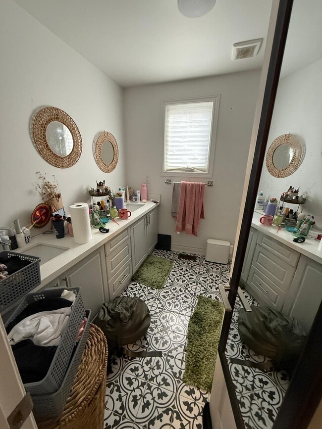 Building Photo - 1267 King St W