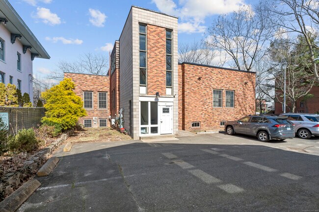 Building Photo - 576 Chapel St