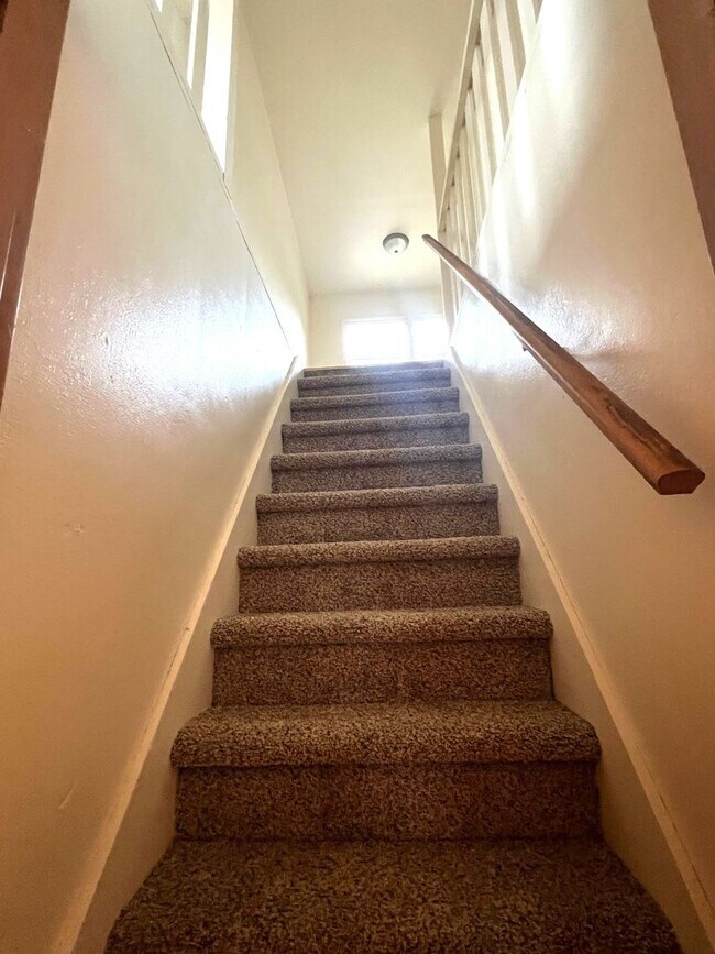 Building Photo - 2 Bed • 1 Bath + Bonus Room Home in Northe...