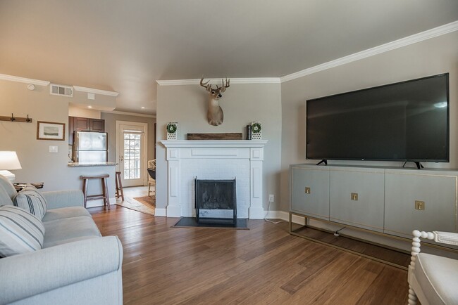 Building Photo - Updated 2-Level Condo in Shirlington