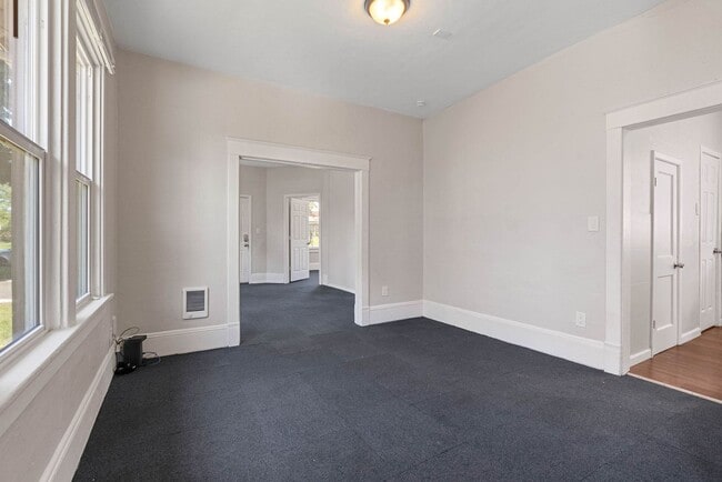 Building Photo - Renovated 5 Bed, 2 Bath House + Office EWU Off Campus Housing! AVAILABLE 7/20!