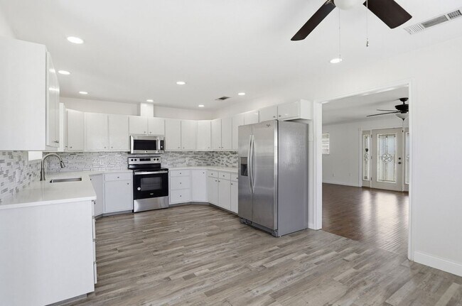 Building Photo - 128 Skyview Terrace