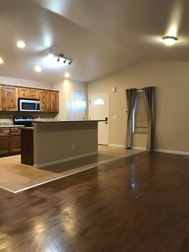 Building Photo - 3 bed, 2 bed home with a 3 car garage