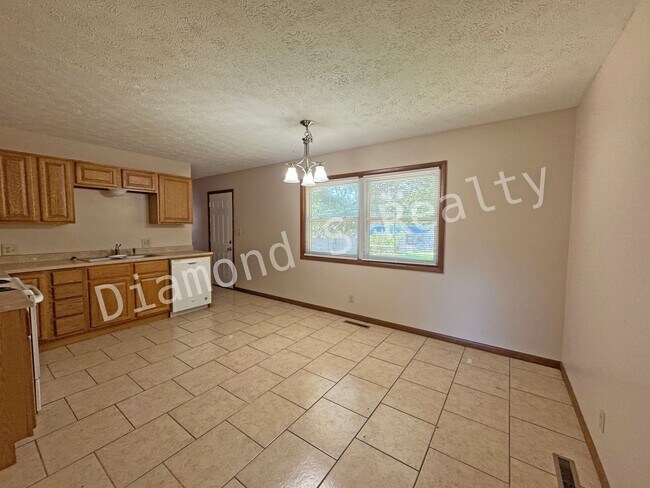 Building Photo - Charming 3 Bedroom Home Available Now