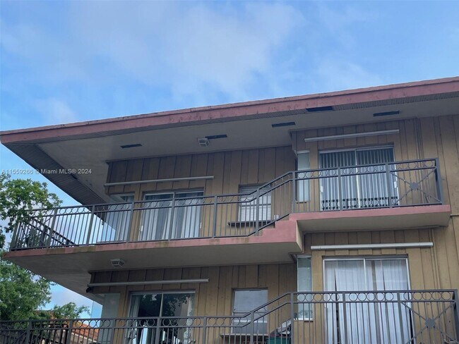 Building Photo - 4850 SW 63rd Terrace