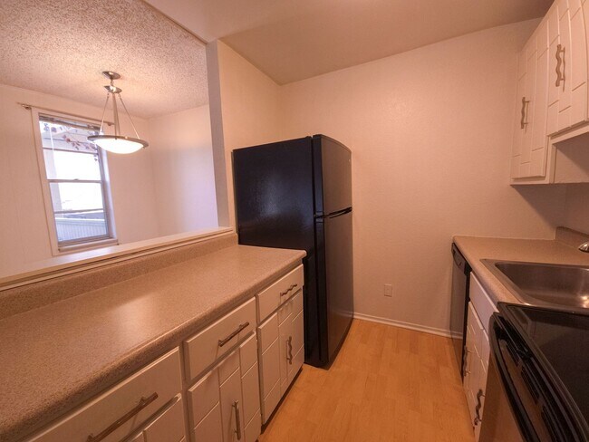 Foto del edificio - 2-Story Condo with Private Balcony Overloo...