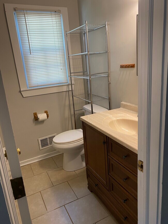 Building Photo - 9342 Fox Run Dr
