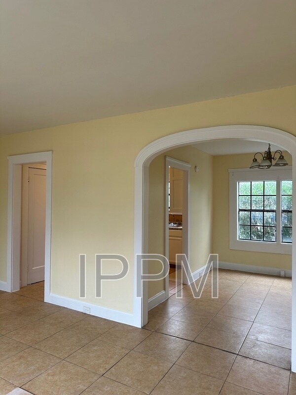 Foto del edificio - 284 Corona Cresent St