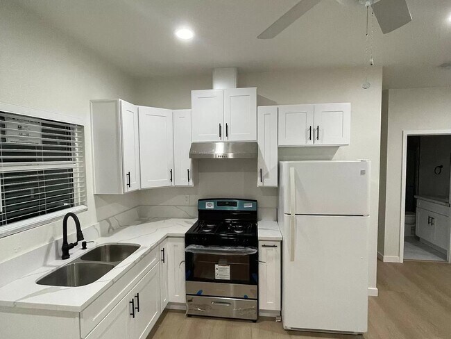 Foto del edificio - 8716 Hillery Dr