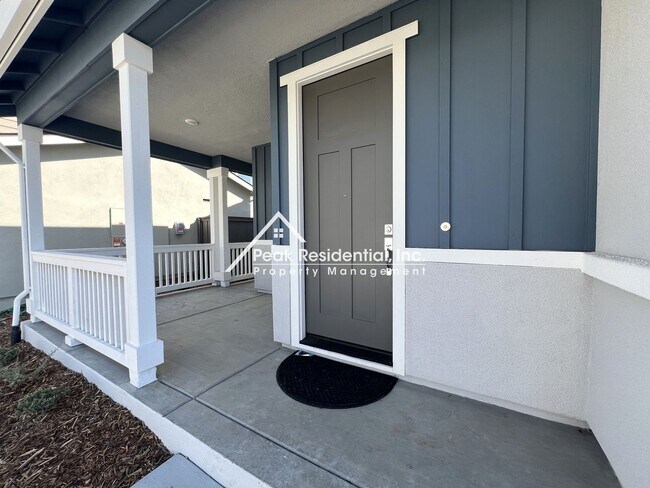 Building Photo - Newer 4bd/2.5ba Woodland Home with 2 Car G...