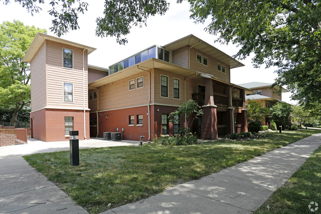 Primary Photo - Smith Apartments @ 604 W. Stoughton