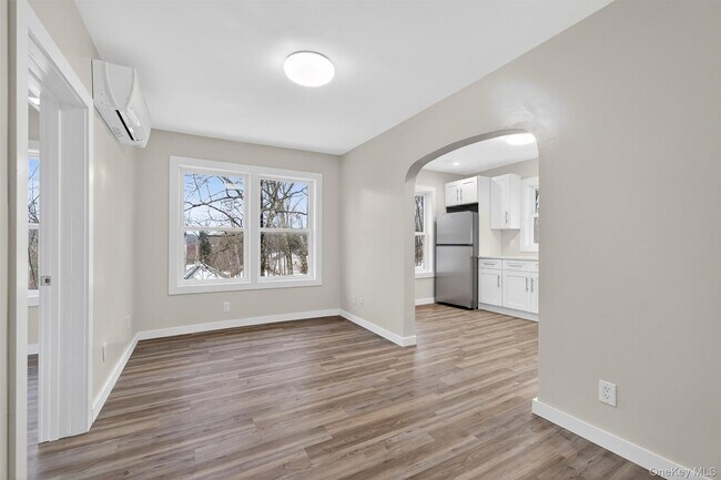 Building Photo - 303 Main St