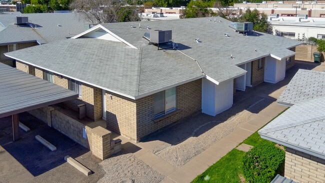 Building Photo - 2 BEDROOM 2 BATH SINGLE LEVEL 4-PLEX UNIT ...