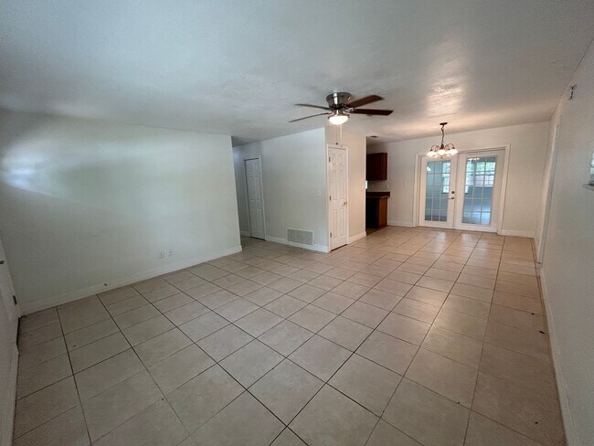 Foto del edificio - Nice 3 bedroom 2 bathroom House with Flori...
