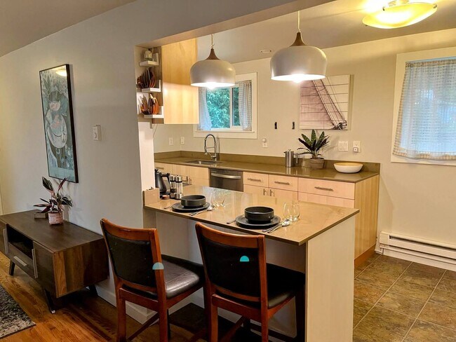 Cocina con zona de bar para invitados - 22418 77th Ave W