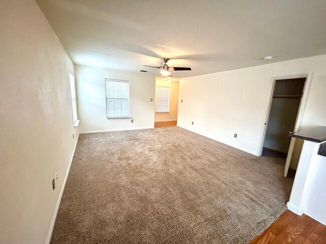 Foto del edificio - Bright & Beautiful Two-Story Home With NEW CARPET and Fenced Backyard!