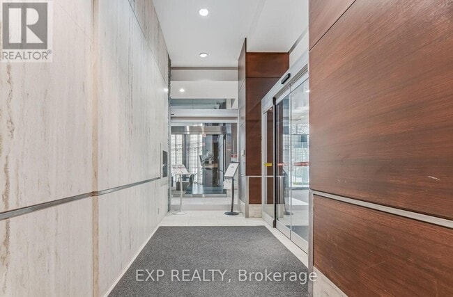 Photo du bâtiment - 330 Burnhamthorpe Rd W