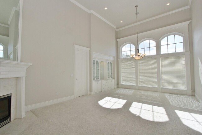 Foto del edificio - Immaculate & Captivating Home in Lexington Hills