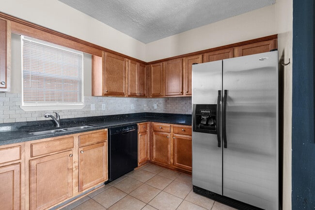 Foto del edificio - 2496 Lakeview Dr S