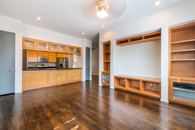 Building Photo - UT PRE LEASE: 2006 Constructed 6 bed / 3 b...