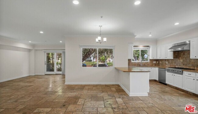 Foto del edificio - 10616 Kinnard Ave