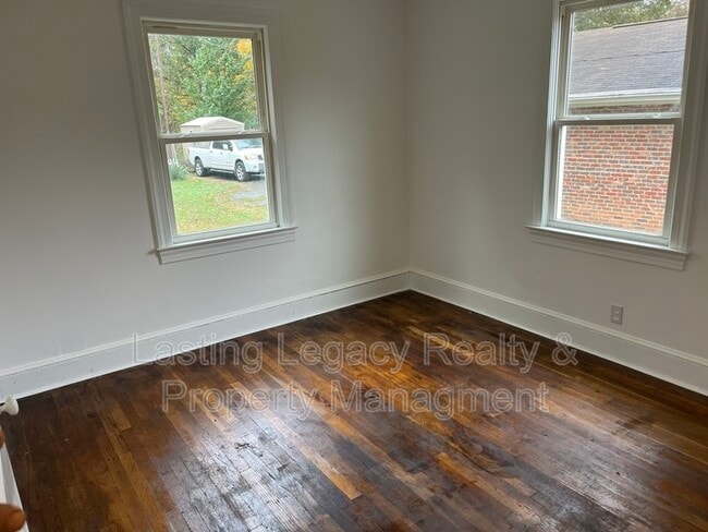 Building Photo - 3709 Prospect Dr