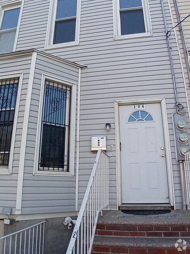 Building Photo - 206 Elton St