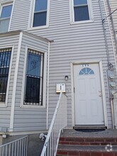 Building Photo - 206 Elton St