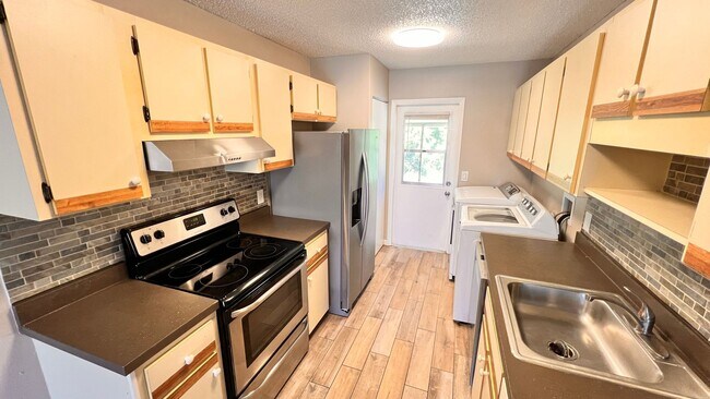 Foto del edificio - NEWLY RENOVATED 3 Bedroom/2 Bath Unit! Was...