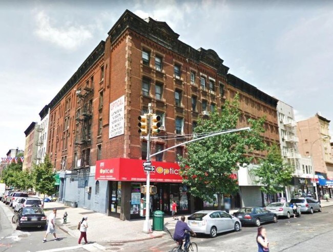 Vista a la esquina - 1904-1906 3rd Ave