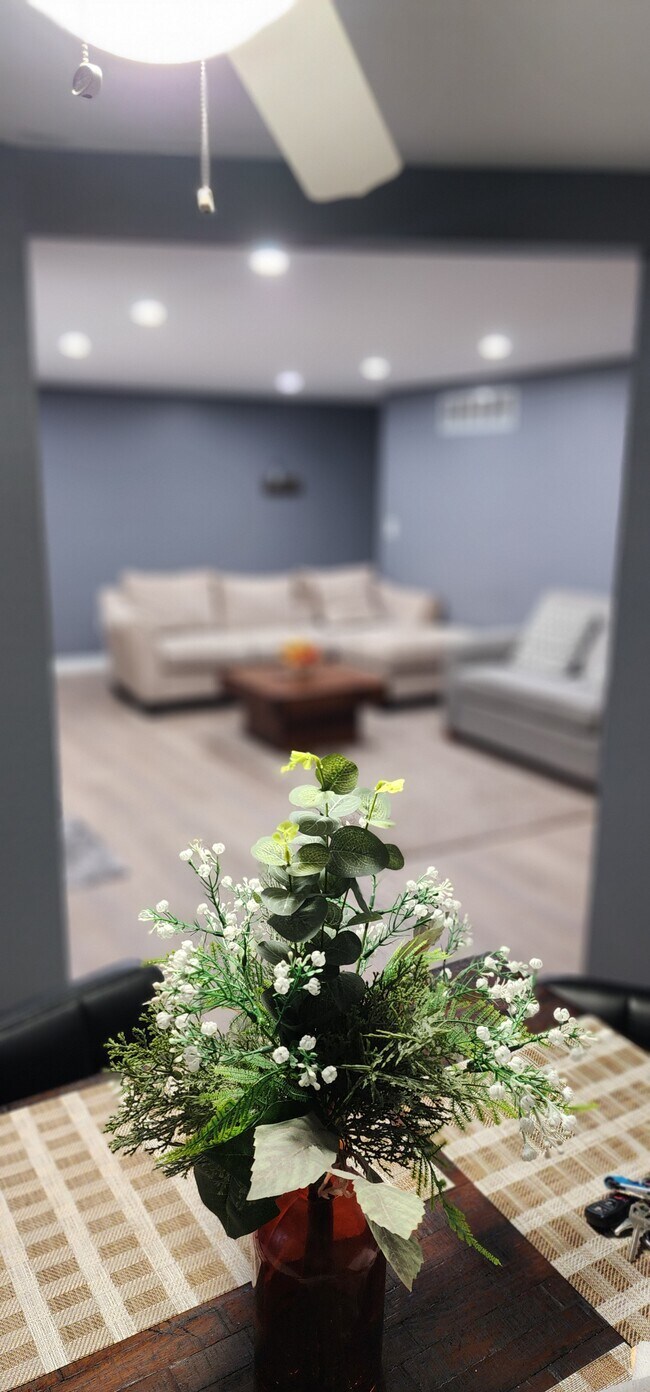 Foto del edificio - 130 Groton Dr