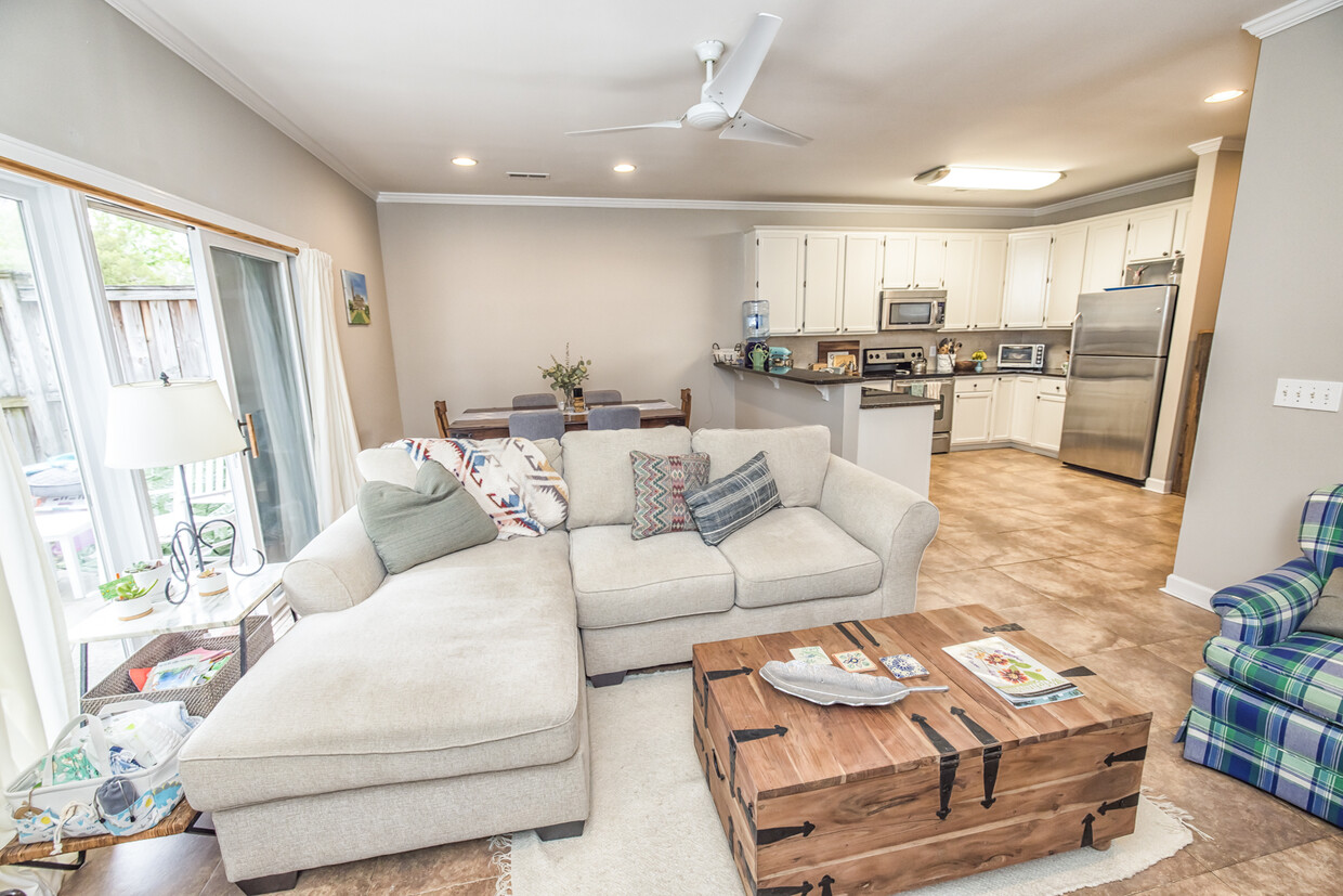 Den - 6229 Wrightsville Ave
