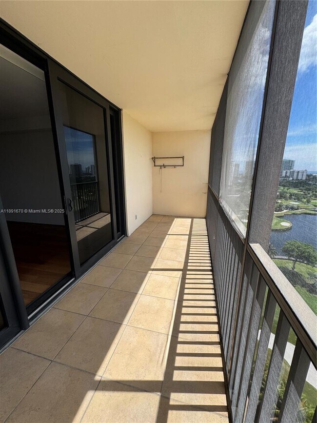 Foto del edificio - 20379 W Country Club Dr