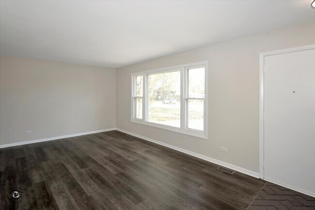 Building Photo - 570 Lynn Dr