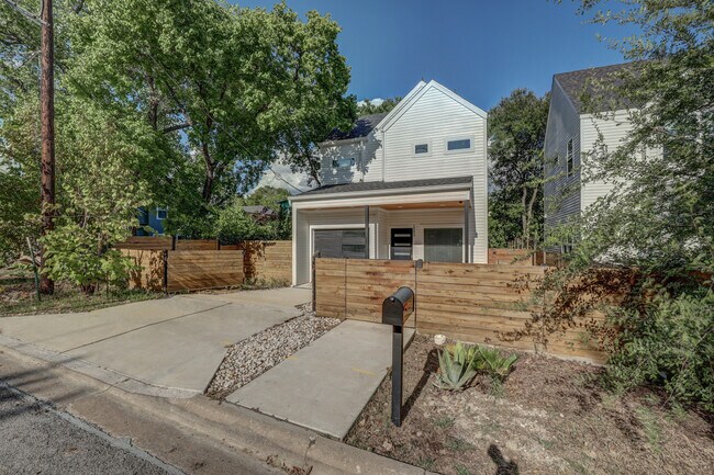 Building Photo - 1203 Luna St