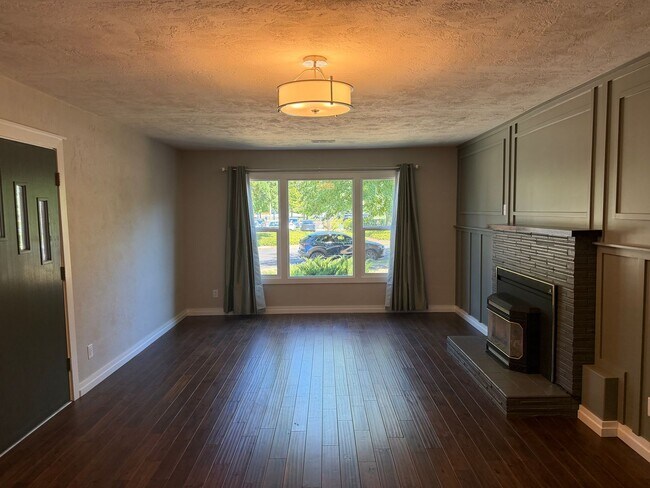Building Photo - Beautifully updated 4-bedroom 2-bathroom home in a Springfield!