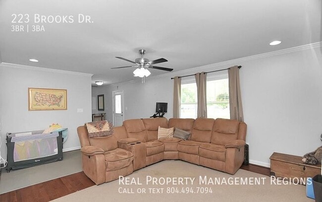 Building Photo - 223 Brooks Dr
