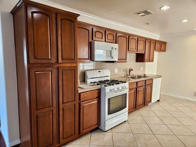 Building Photo - Spacious 3 bedroom condo in Van Nuys