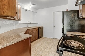 Building Photo - 5211 Lynngate Dr